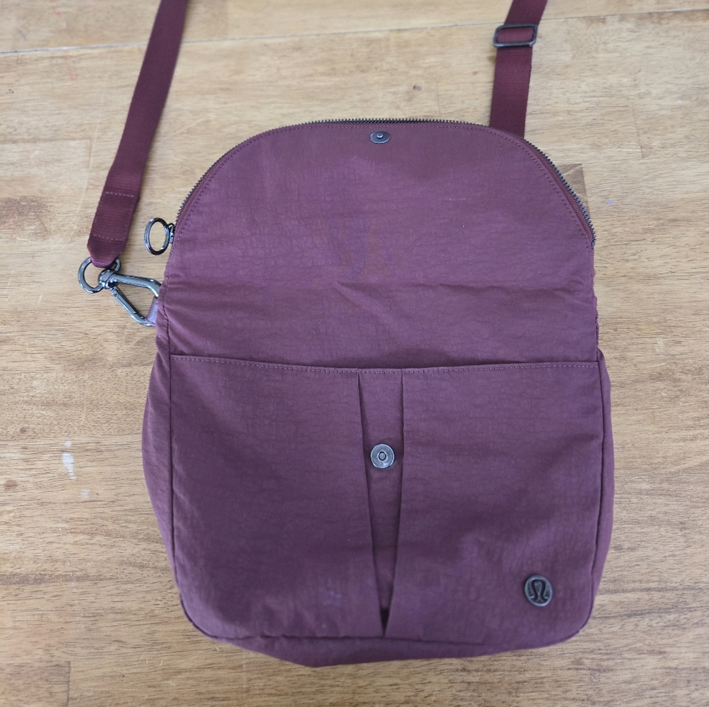 Lululemon burgundy/wine Festival cross body - Picture 5 of 6